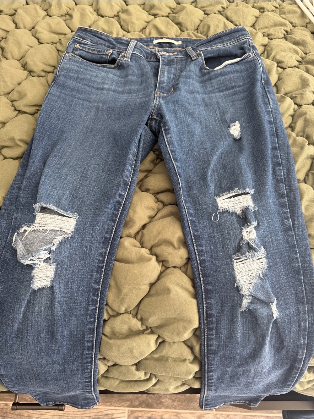 Women's Distressed Skinny Jeans in Medium Blue